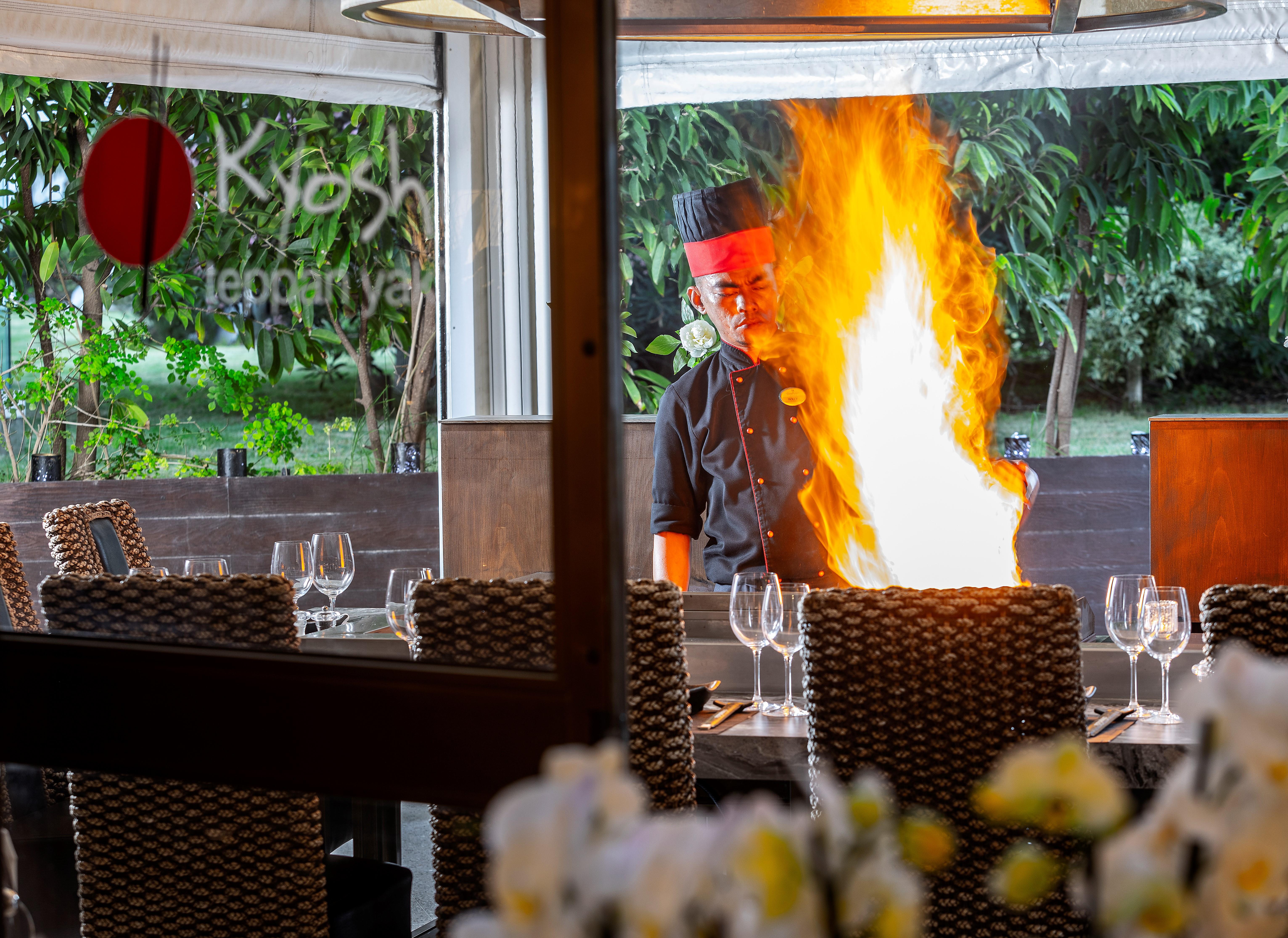 The Grandresort - Limited Edition By Leonardo Hotels Lemesós Eksteriør bilde Teppanyaki at the restaurant