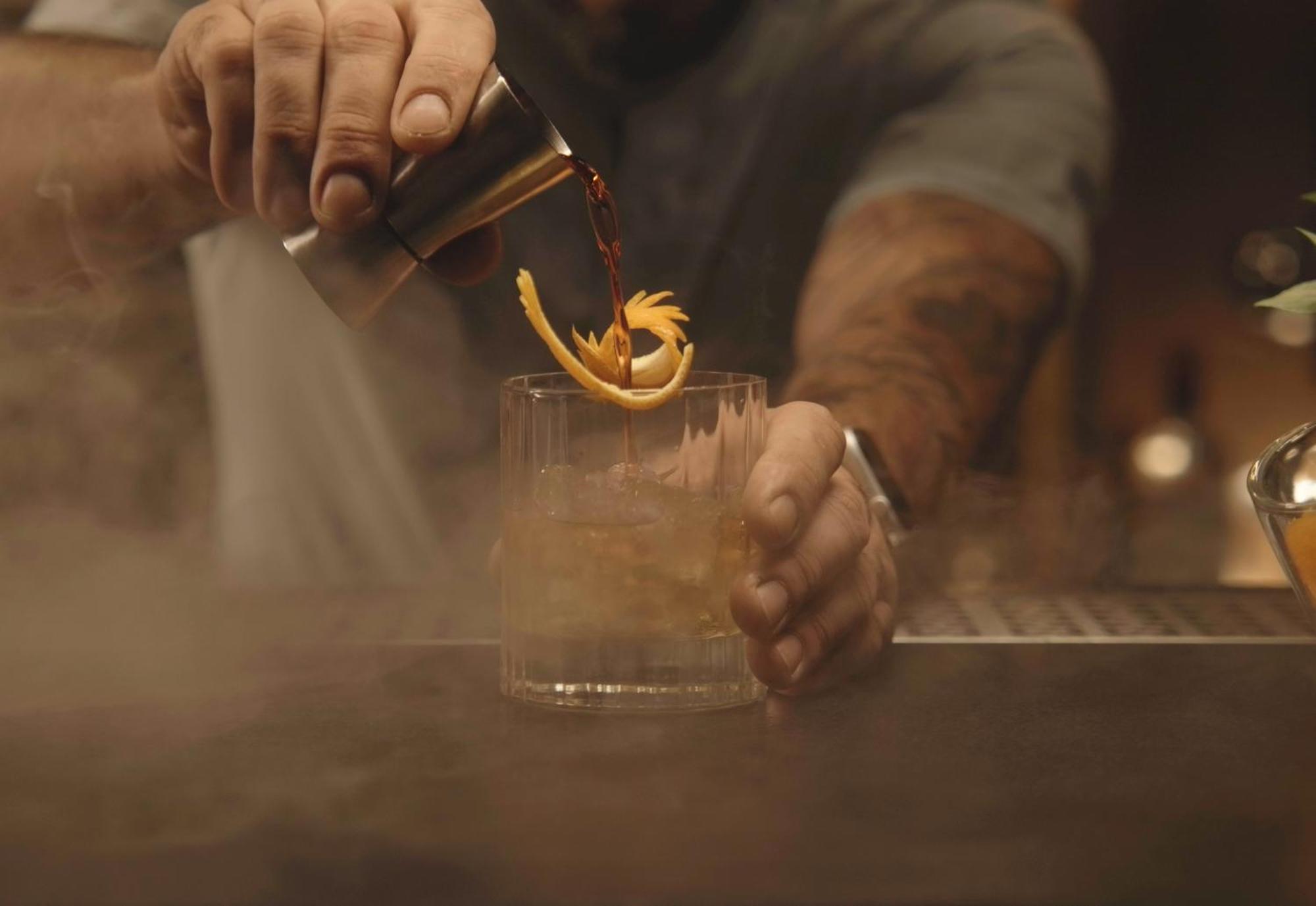 The Grandresort - Limited Edition By Leonardo Hotels Lemesós Eksteriør bilde A bartender preparing a coffee old fashioned