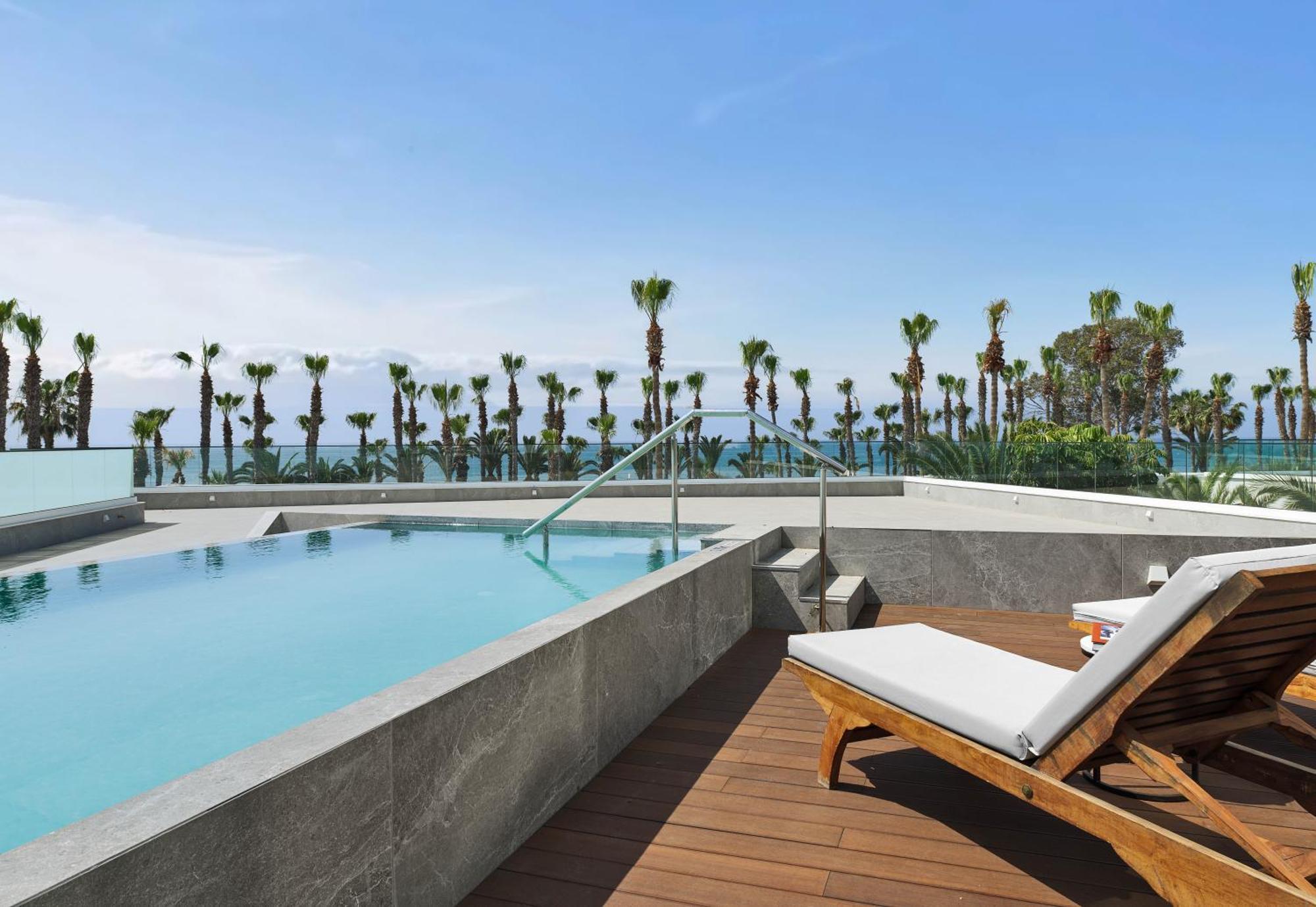 The Grandresort - Limited Edition By Leonardo Hotels Lemesós Eksteriør bilde Rooftop pool at the hotel