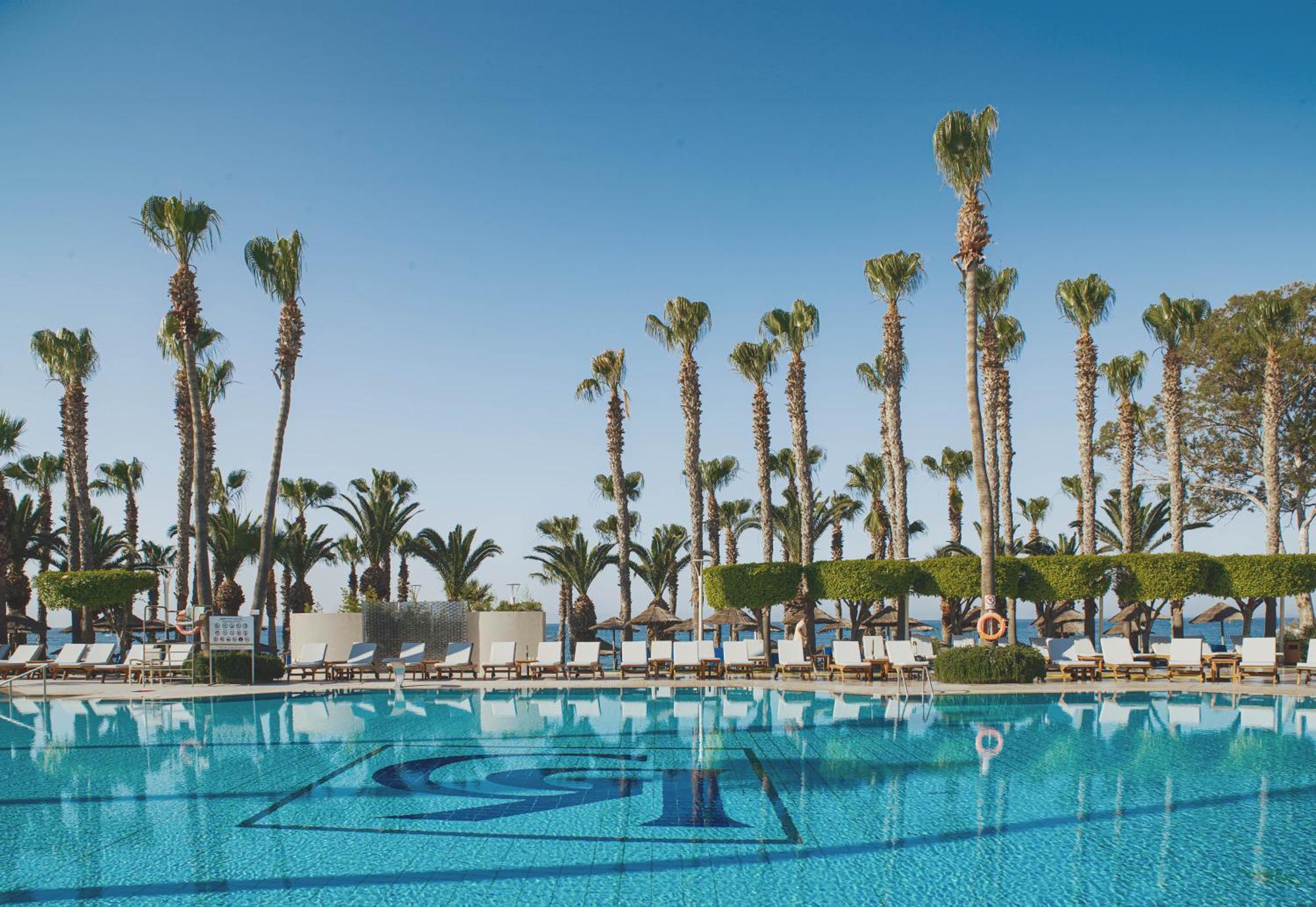 The Grandresort - Limited Edition By Leonardo Hotels Lemesós Eksteriør bilde A swimming pool in a hotel