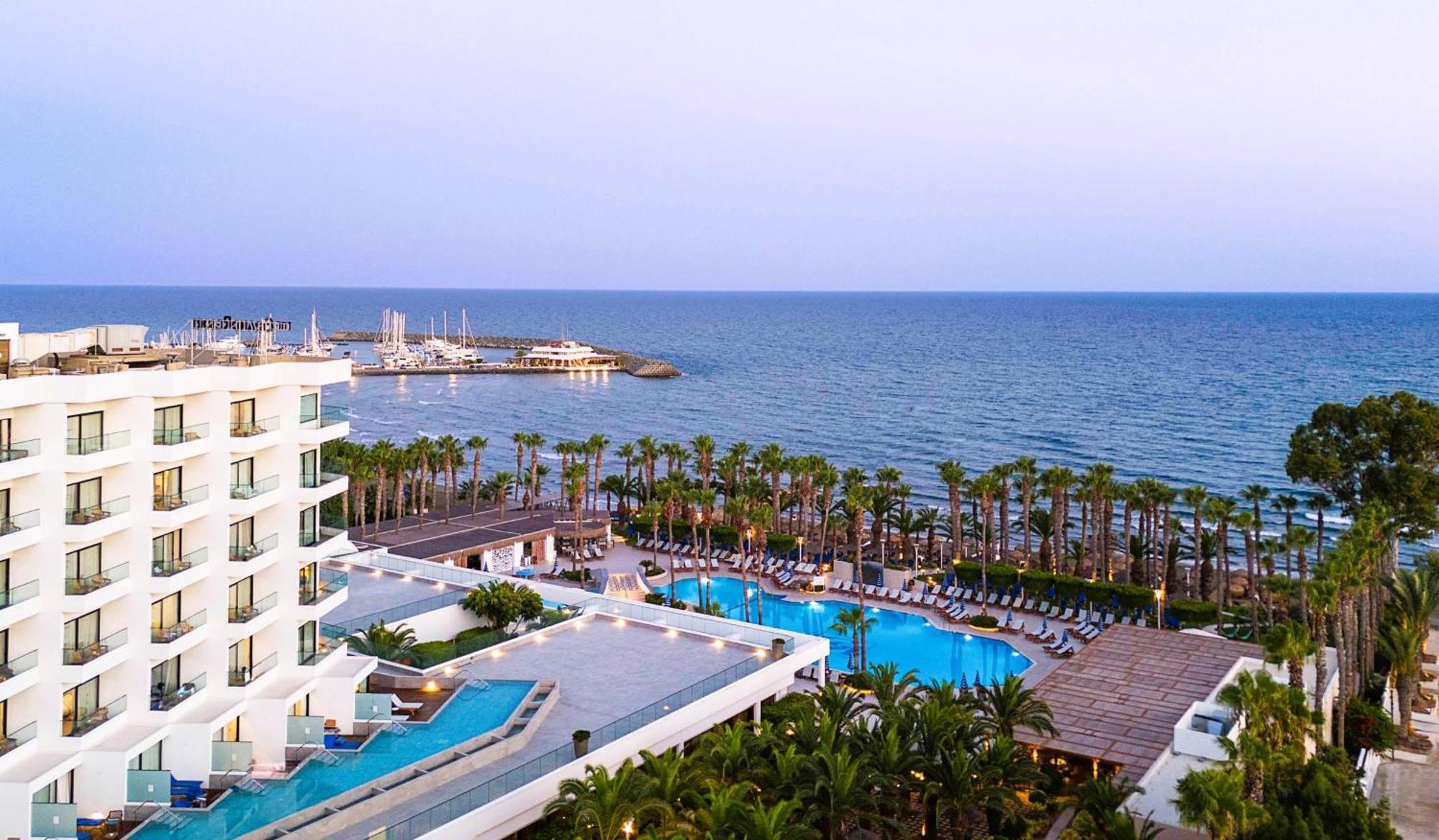 The Grandresort - Limited Edition By Leonardo Hotels Lemesós Eksteriør bilde The resort at sunset